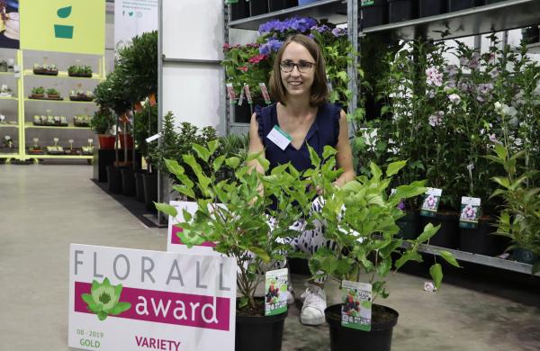 Laura De Nolf with the golden FLORALL award for their Morus rotundiloba Mojo Berry